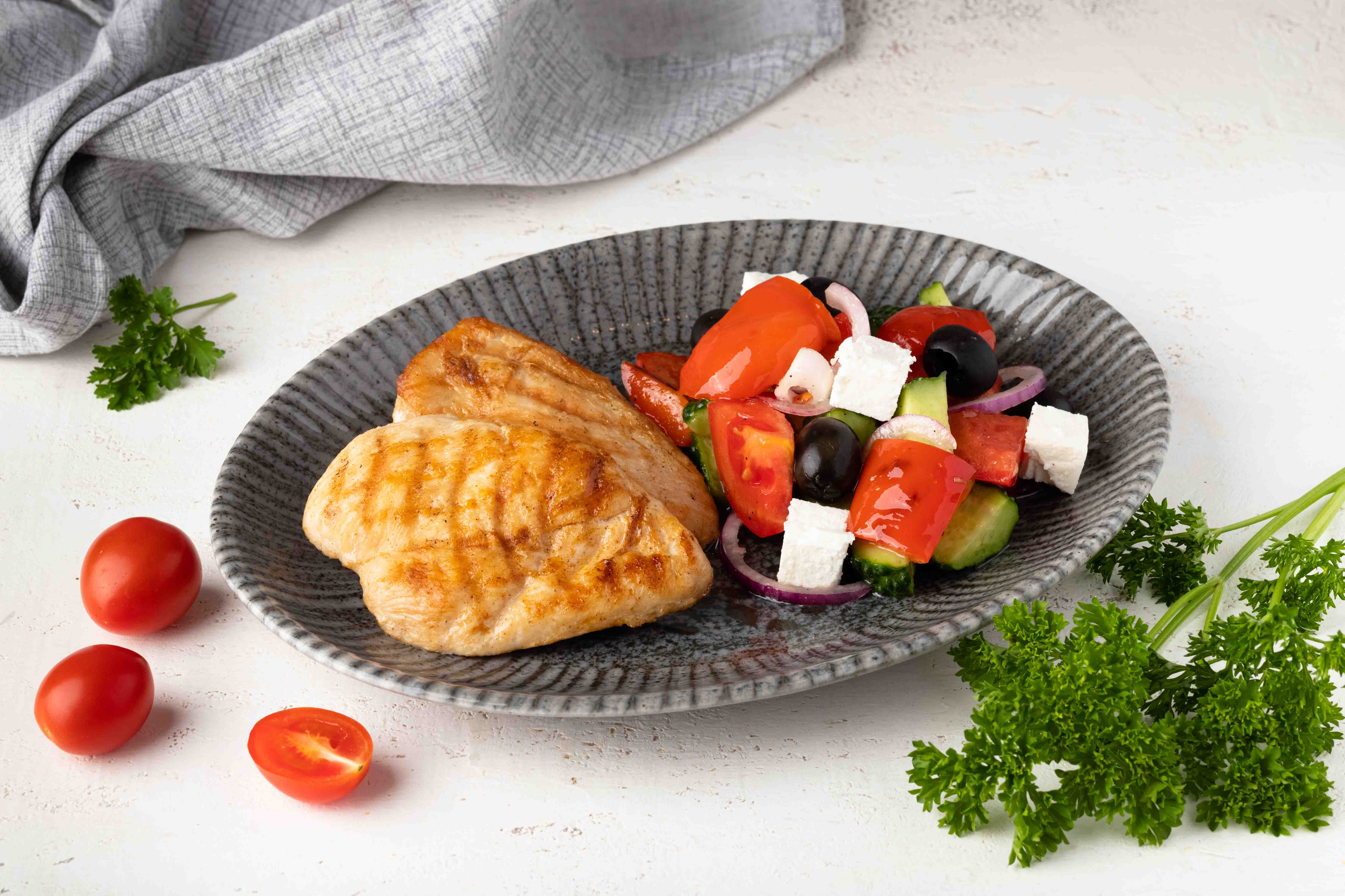 картинка Куриное филе на гриле с овощным салатом и брынзой  от магазина Одежда+